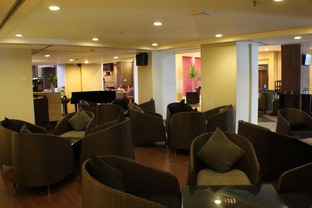 Hotel Santika Pandegiling - Surabaya Buitenkant foto