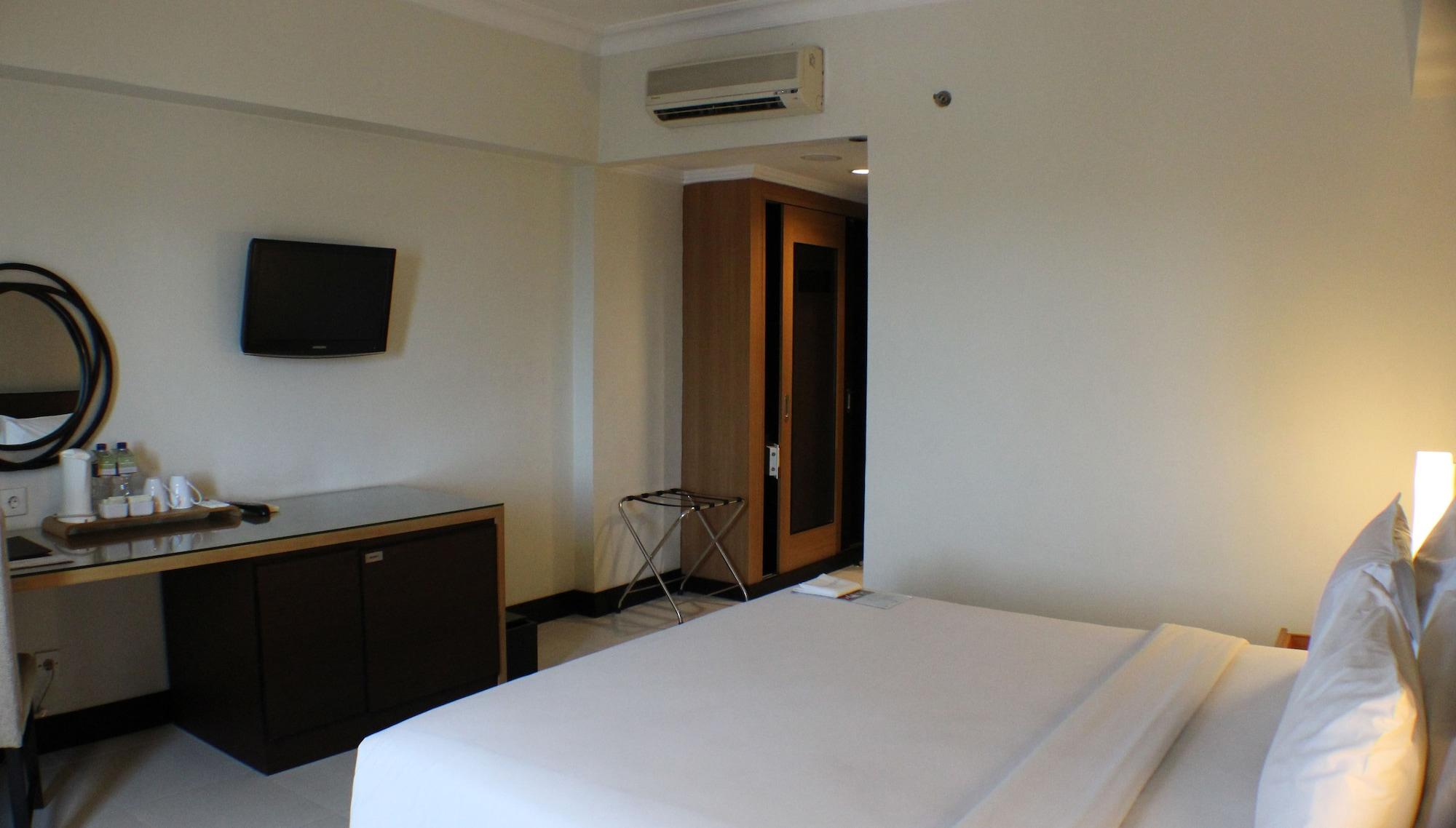 Hotel Santika Pandegiling - Surabaya Buitenkant foto