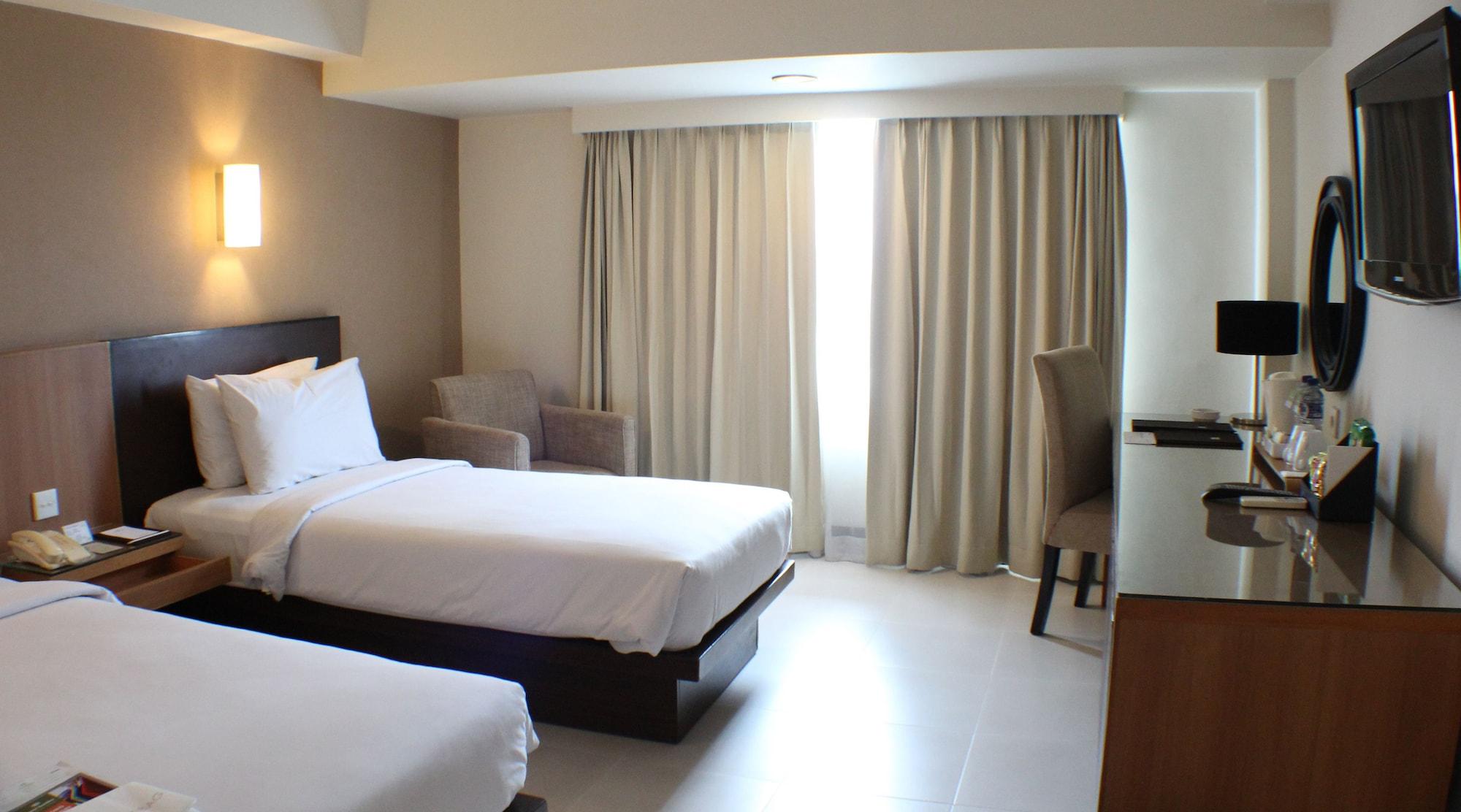 Hotel Santika Pandegiling - Surabaya Buitenkant foto