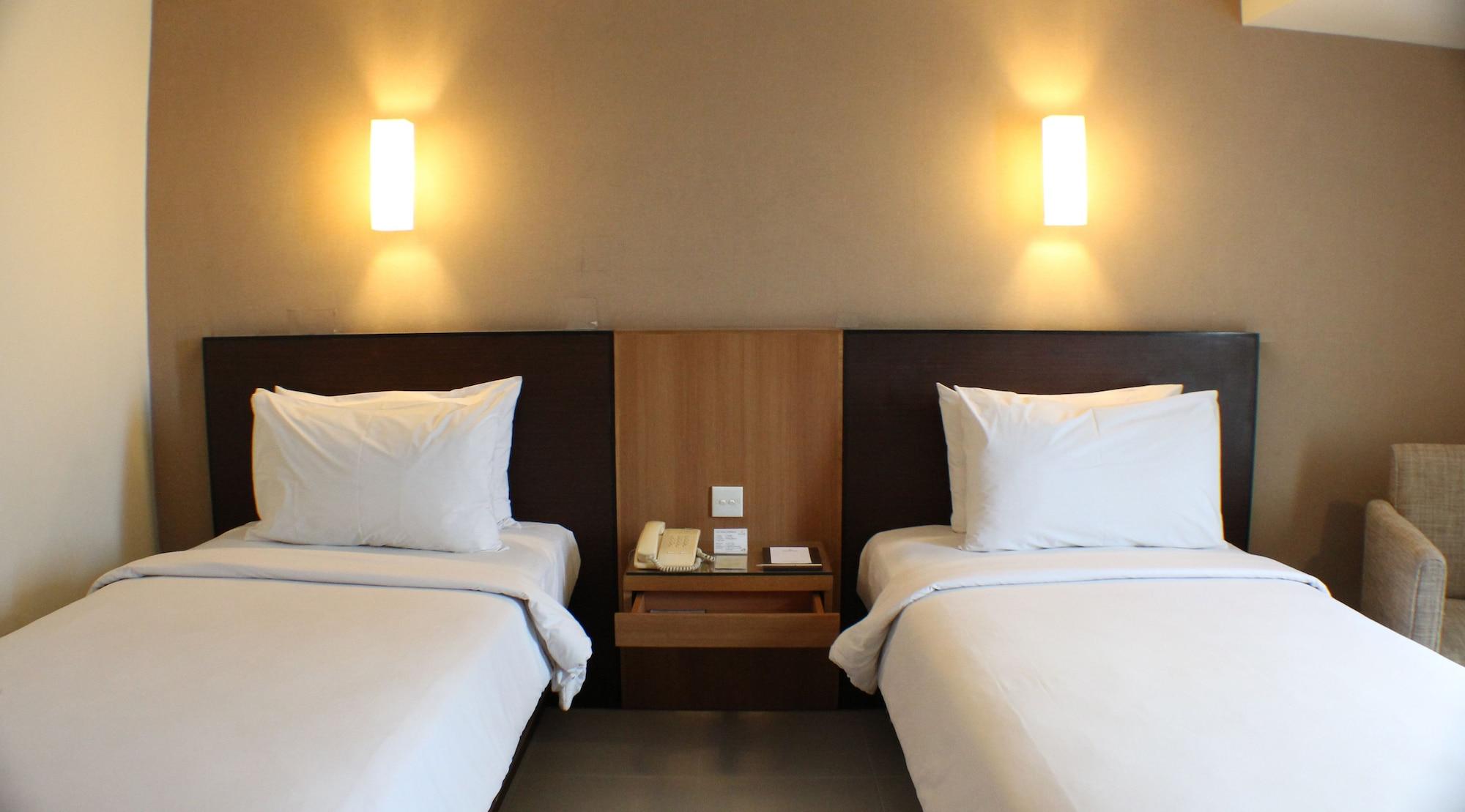 Hotel Santika Pandegiling - Surabaya Buitenkant foto