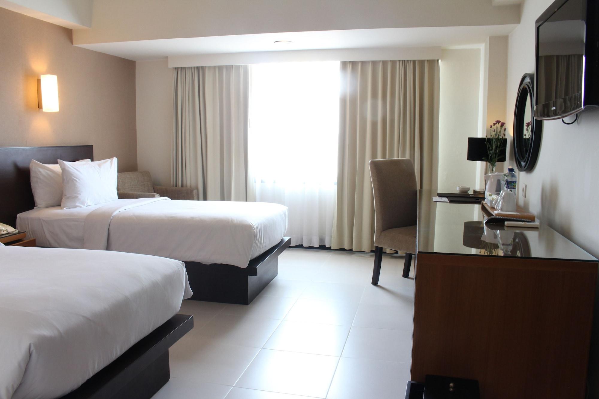 Hotel Santika Pandegiling - Surabaya Buitenkant foto
