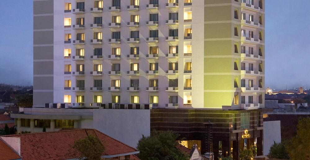 Hotel Santika Pandegiling - Surabaya Buitenkant foto