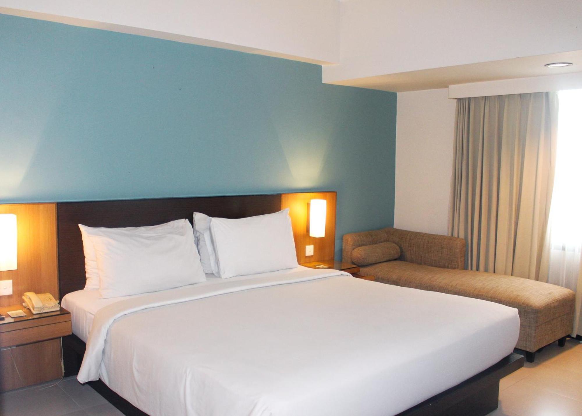 Hotel Santika Pandegiling - Surabaya Buitenkant foto