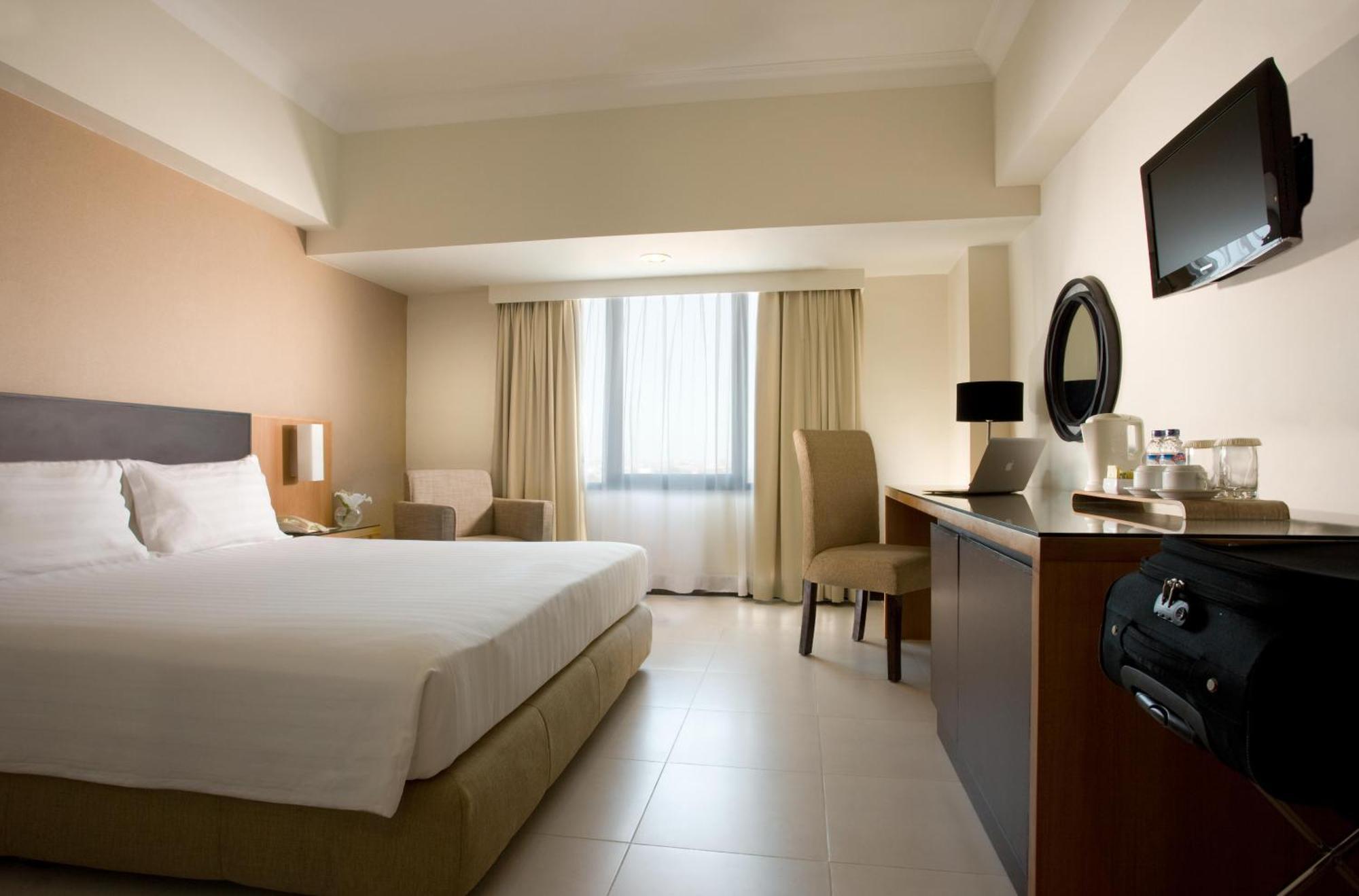 Hotel Santika Pandegiling - Surabaya Buitenkant foto