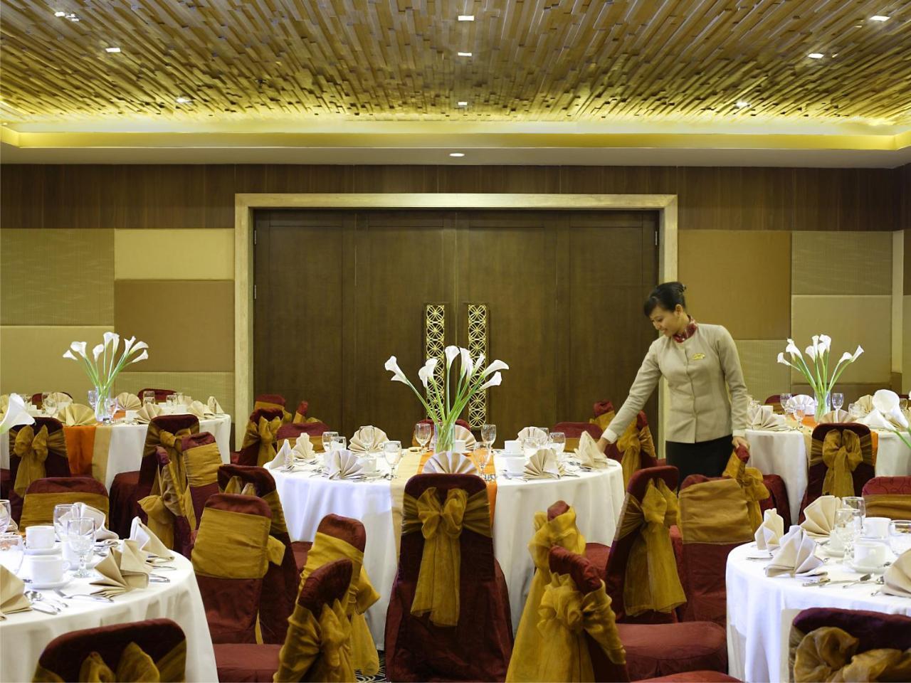 Hotel Santika Pandegiling - Surabaya Buitenkant foto