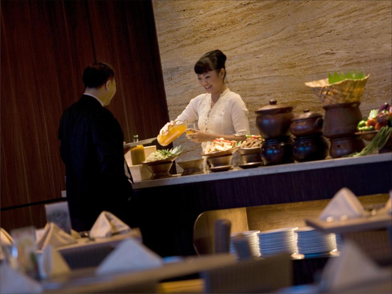 Hotel Santika Pandegiling - Surabaya Buitenkant foto